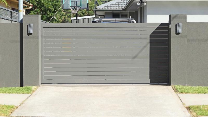 Portail coulissant motoris&eacute;, quels avantages pour votre maison ?