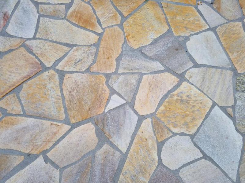 Terrasse en pierre naturelle, quels avantages pour votre jardin ?
