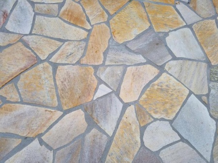 Terrasse en pierre naturelle, quels avantages pour votre jardin ?